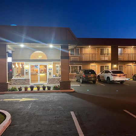 Days Inn By Wyndham Newport Or Exterior foto