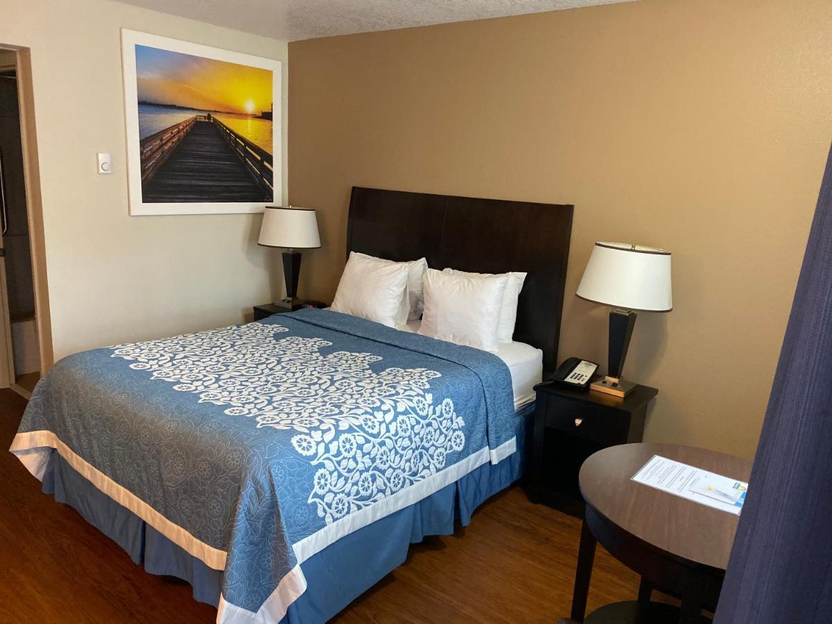 Days Inn By Wyndham Newport Or Exterior foto