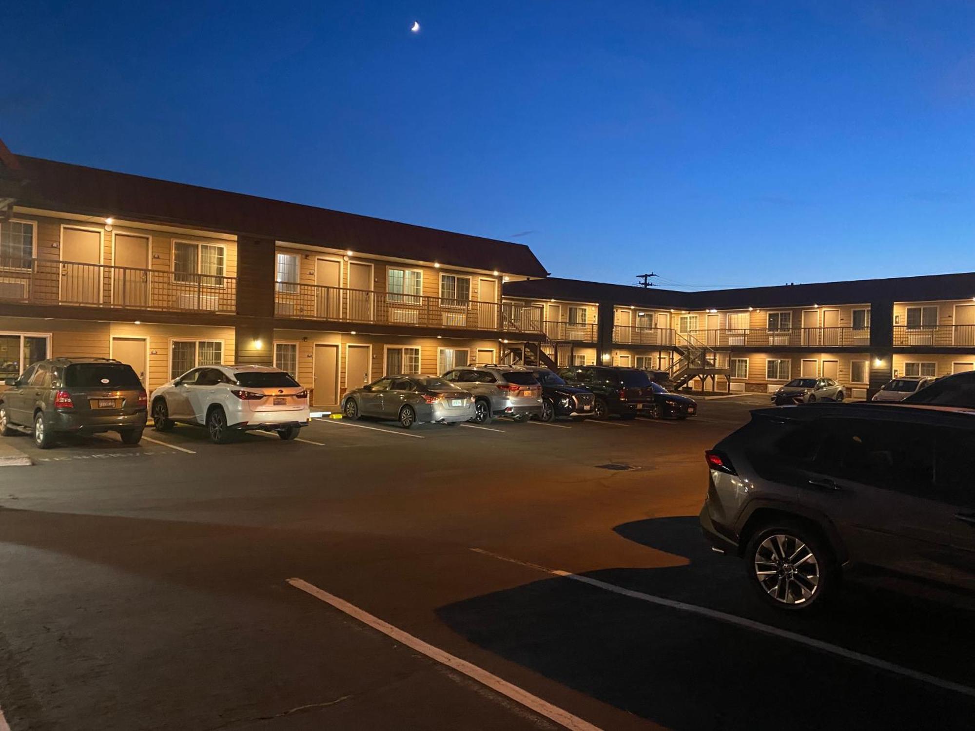 Days Inn By Wyndham Newport Or Exterior foto