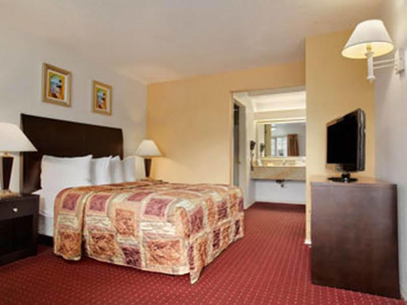 Days Inn By Wyndham Newport Or Exterior foto